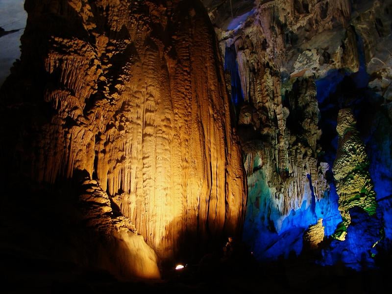 Phong Na Tourist Guides Stumble on Ancient Jar 